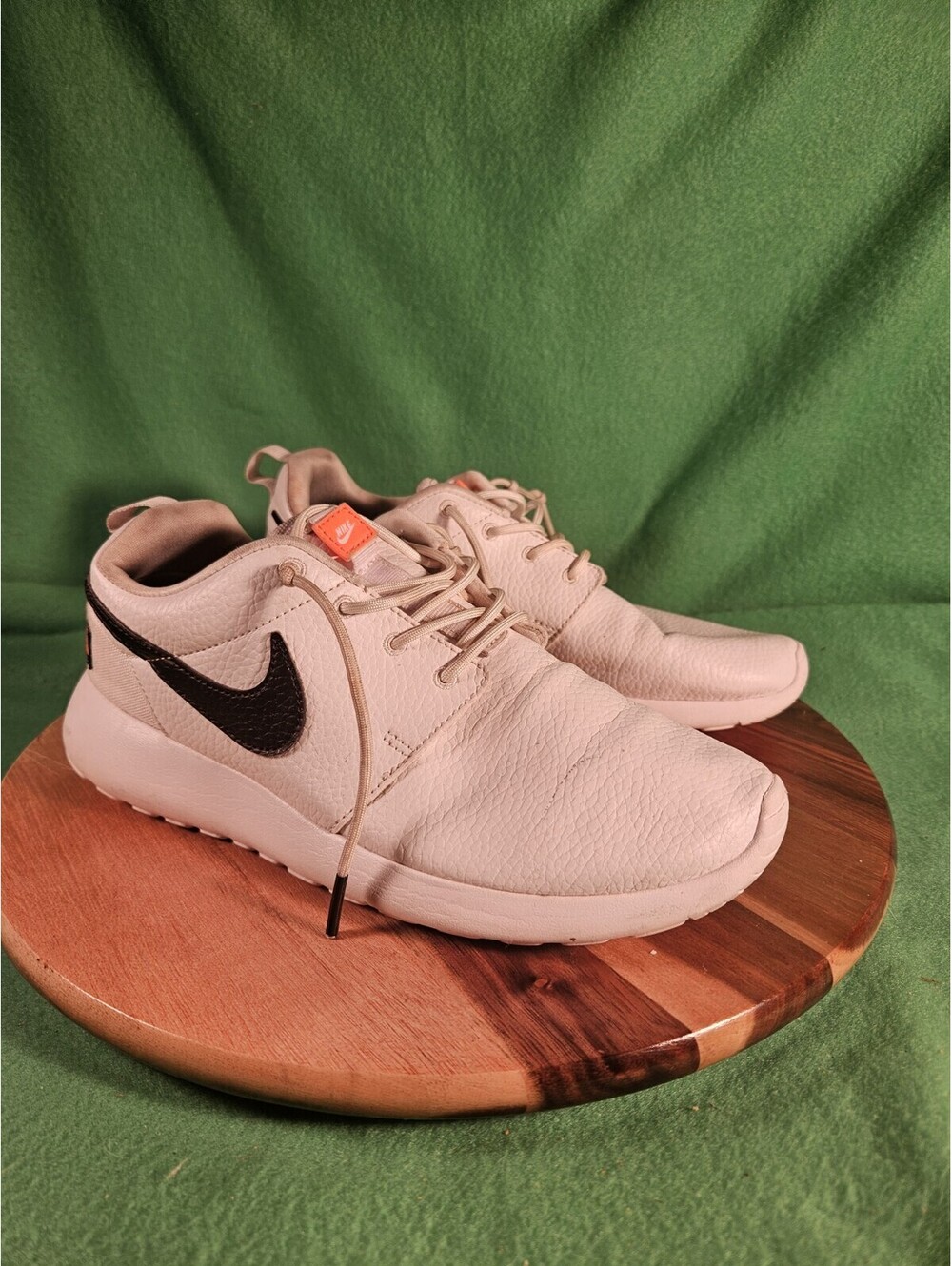 Nike Roshe One Just Do It Pack White Sneakers Womens 7 White/Black 833928-104